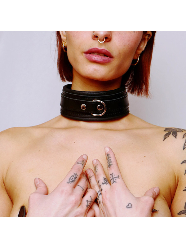 Collier en cuir molletonné et attaches argentées