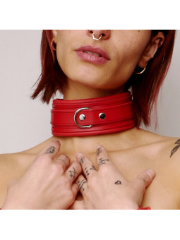 Collier en cuir molletonné rouge et attaches argentées