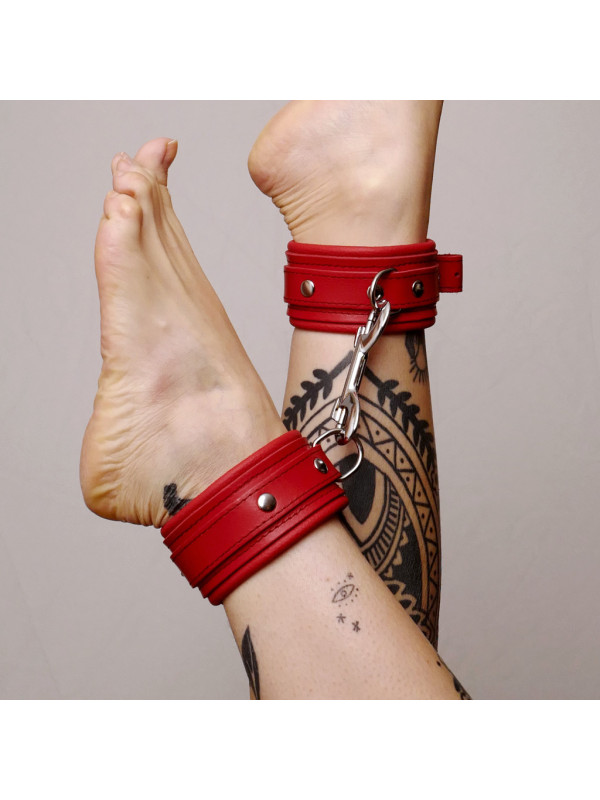 Chevillères en cuir molletonné rouges et attaches argentées