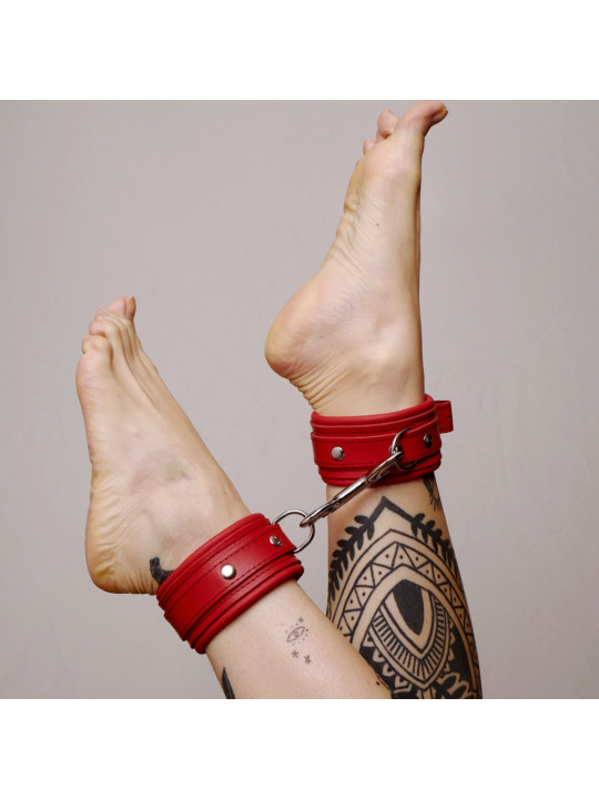 Chevillères en cuir molletonné rouges et attaches argentées