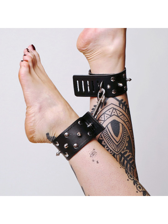 Chevillères en cuir avec pics et mousqueton NOIR