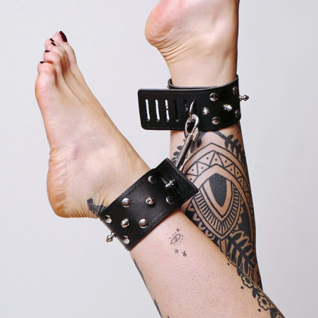 Chevillères en cuir avec pics et mousqueton NOIR