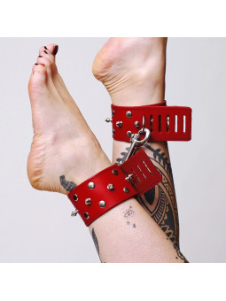 Chevillères en cuir avec pics et mousqueton rouge