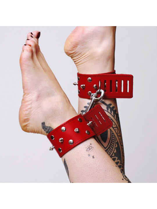 Chevillères en cuir avec pics et mousqueton rouge